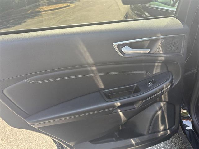 Photo of 2023 Black Metallic Ford Edge