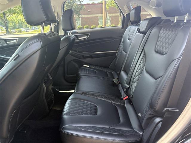Photo of 2023 Black Metallic Ford Edge