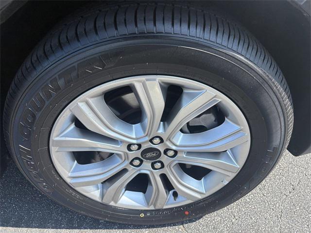 Photo of 2023 Black Metallic Ford Edge