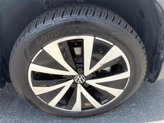 Photo of 2024 Gray Volkswagen Taos