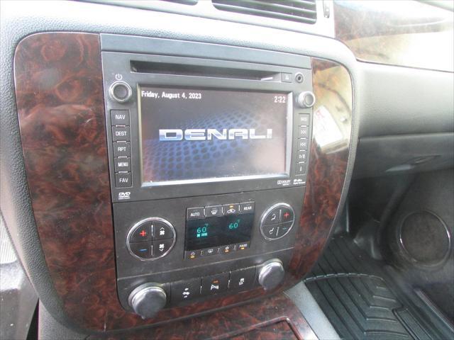 Photo of 2014 Pearl White GMC Yukon