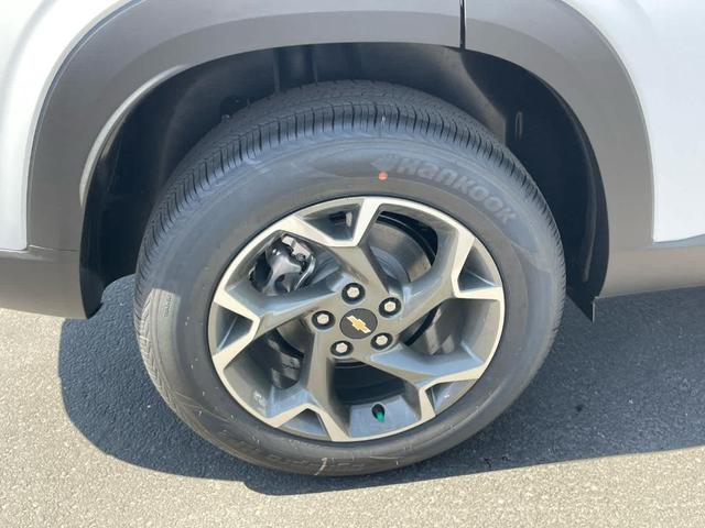 Photo of 2025 Summit White Chevrolet Trax