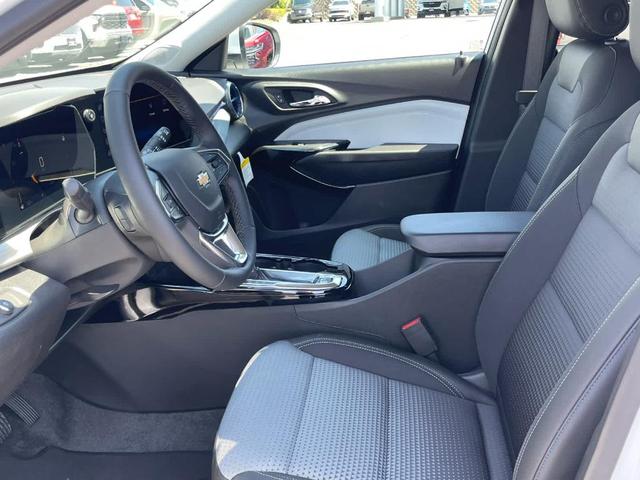 Photo of 2025 Summit White Chevrolet Trax
