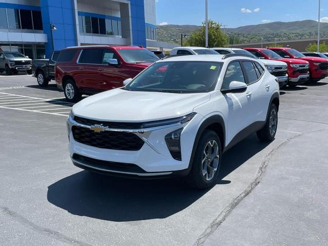 Photo of 2025 Summit White Chevrolet Trax