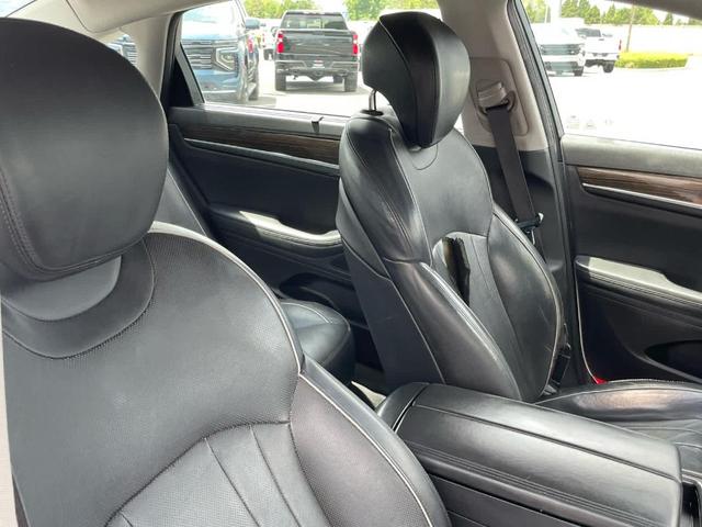 Photo of 2015 Casablanca White Hyundai Genesis