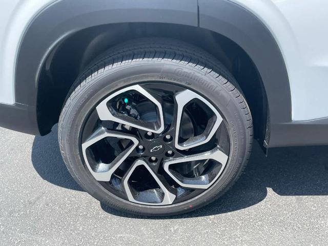 Photo of 2025 Summit White Chevrolet Trax