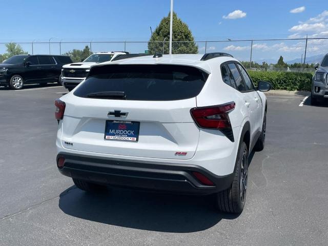 Photo of 2025 Summit White Chevrolet Trax