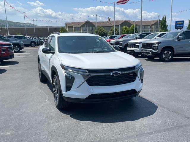 Photo of 2025 Summit White Chevrolet Trax