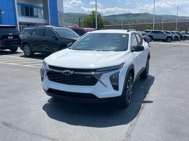 Photo of 2025 Summit White Chevrolet Trax