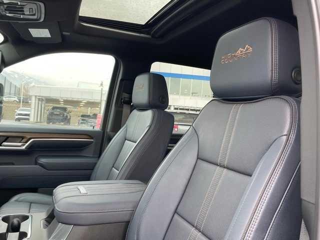 Photo of 2025 Iridescent Pearl Tricoat Chevrolet Silverado 2500