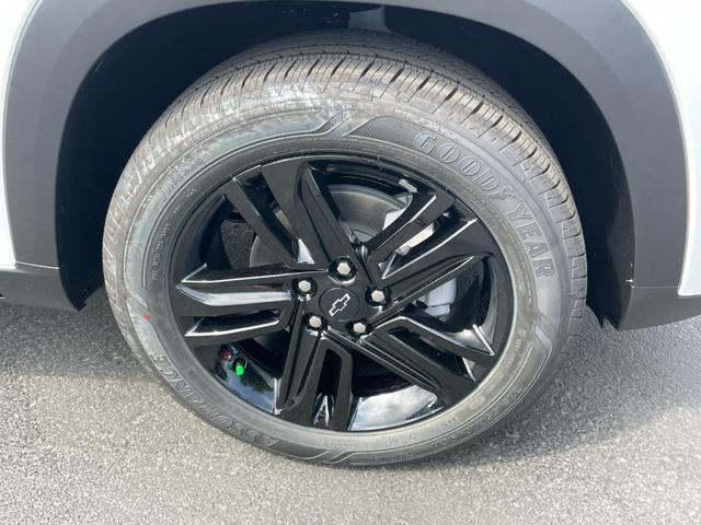Photo of 2025 Summit White Chevrolet Trax