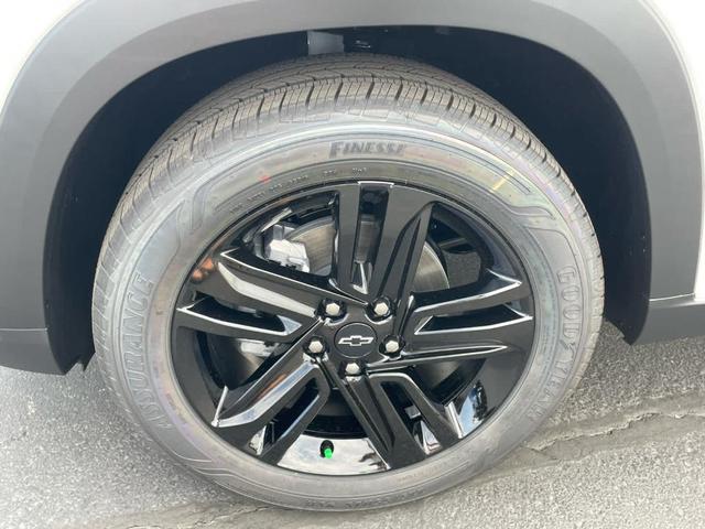 Photo of 2025 Summit White Chevrolet Trax