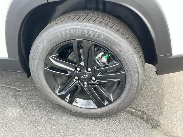 Photo of 2025 Summit White Chevrolet Trax