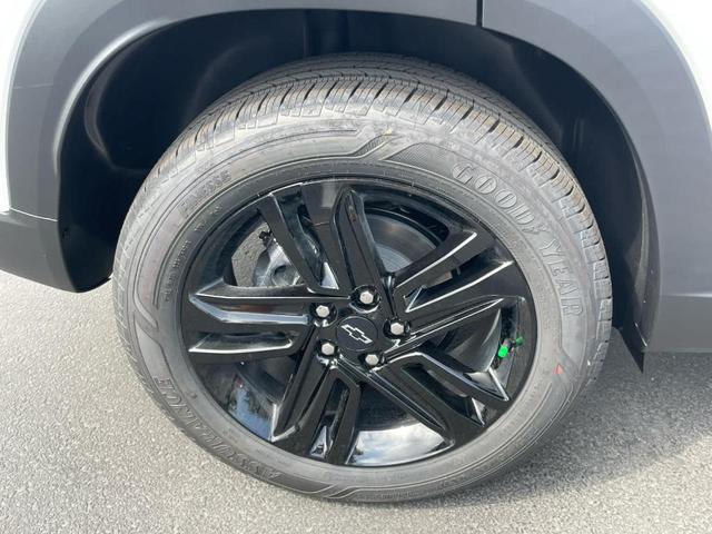 Photo of 2025 Summit White Chevrolet Trax
