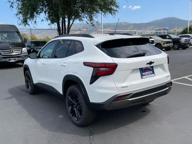 Photo of 2025 Summit White Chevrolet Trax