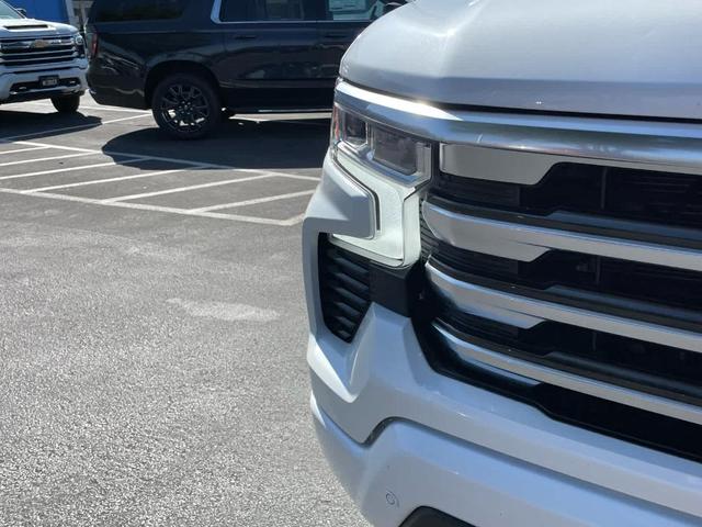 Photo of 2023 Iridescent Pearl Tricoat Chevrolet Silverado 1500