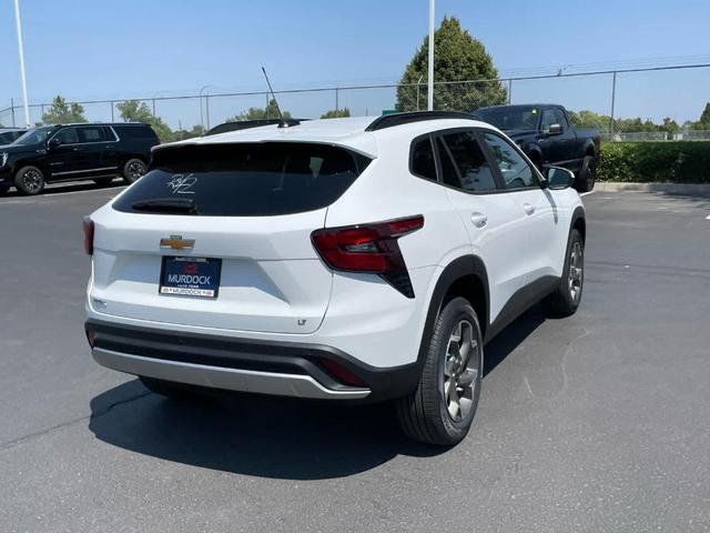 Photo of 2025 Summit White Chevrolet Trax
