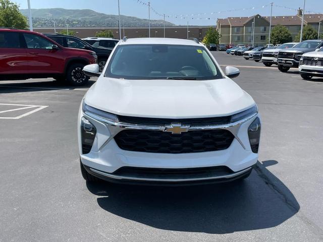 Photo of 2025 Summit White Chevrolet Trax