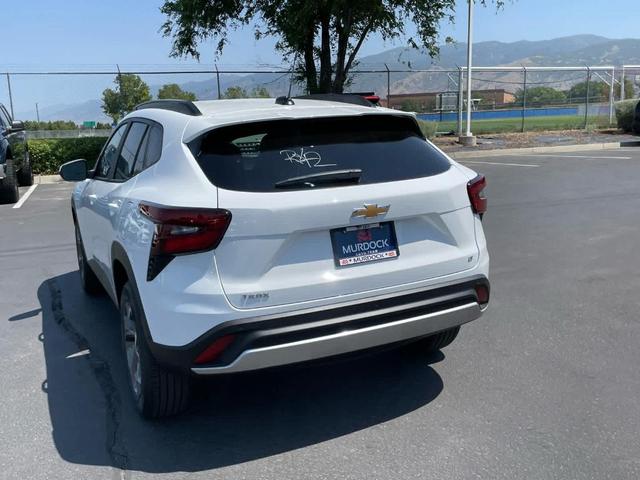 Photo of 2025 Summit White Chevrolet Trax