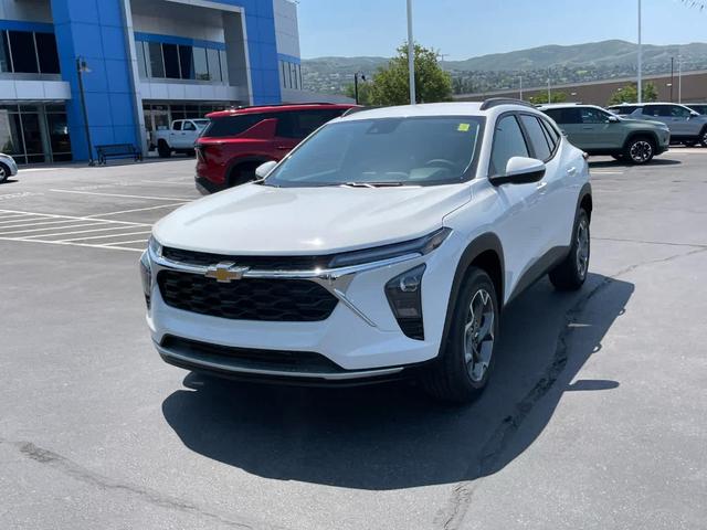 Photo of 2025 Summit White Chevrolet Trax