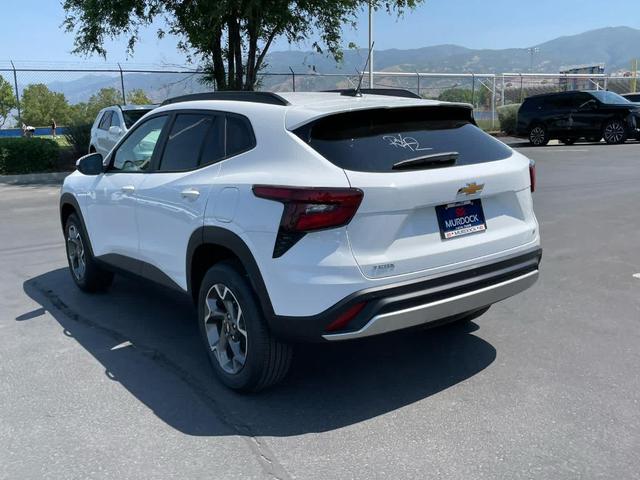 Photo of 2025 Summit White Chevrolet Trax