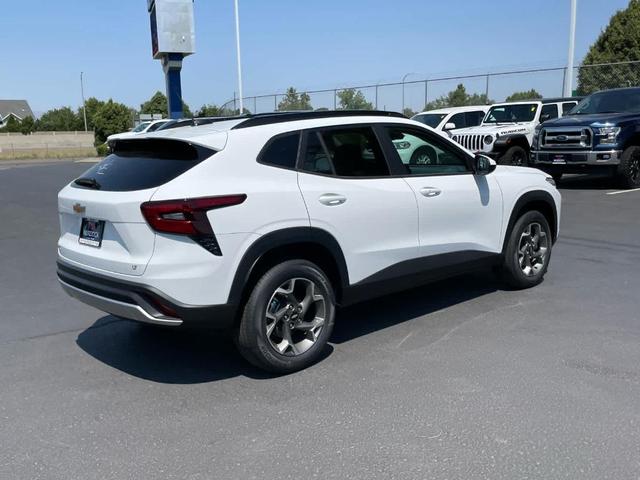 Photo of 2025 Summit White Chevrolet Trax