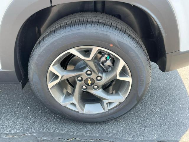 Photo of 2025 Summit White Chevrolet Trax