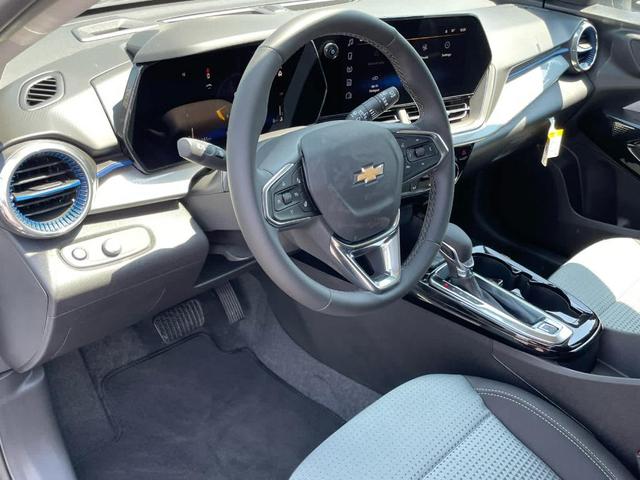 Photo of 2025 Summit White Chevrolet Trax
