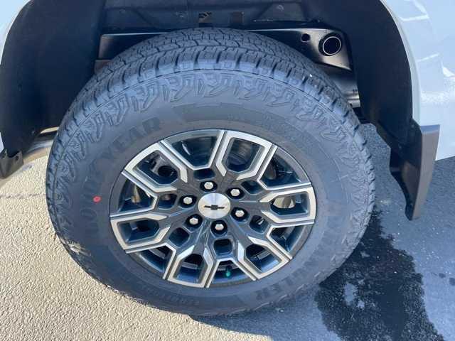 Photo of 2025 Summit White Chevrolet Colorado