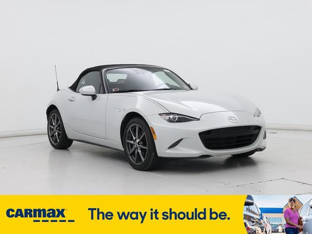 Photo of 2019 Pearl Mazda MX-5 Miata
