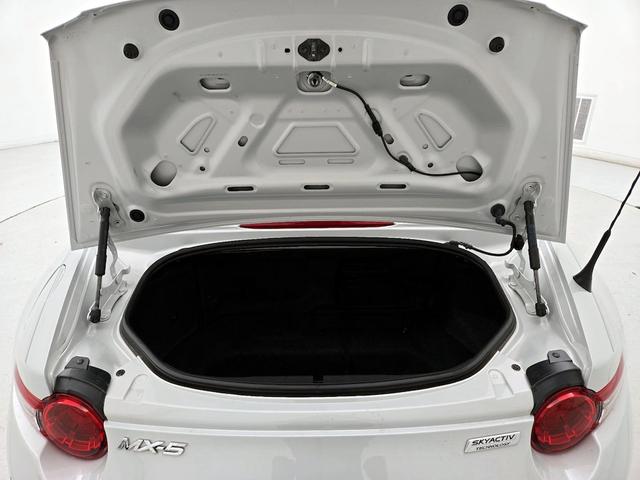 Photo of 2019 Pearl Mazda MX-5 Miata