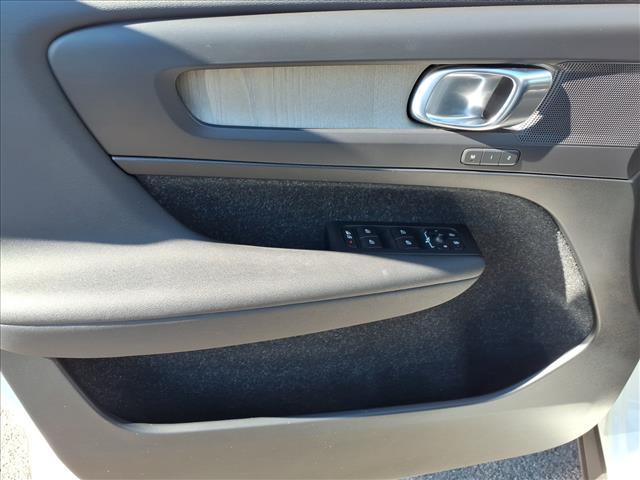 Photo of 2019 Crystal White Metallic Volvo XC40
