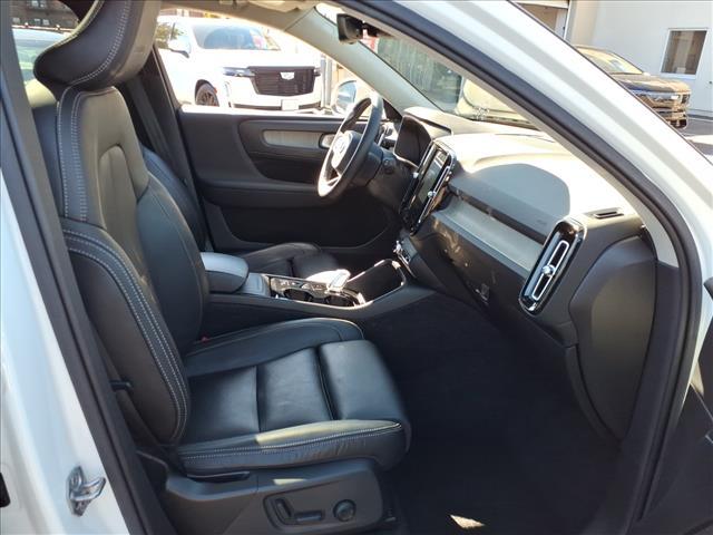 Photo of 2019 Crystal White Metallic Volvo XC40