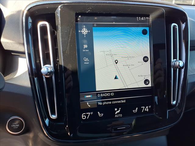 Photo of 2019 Crystal White Metallic Volvo XC40
