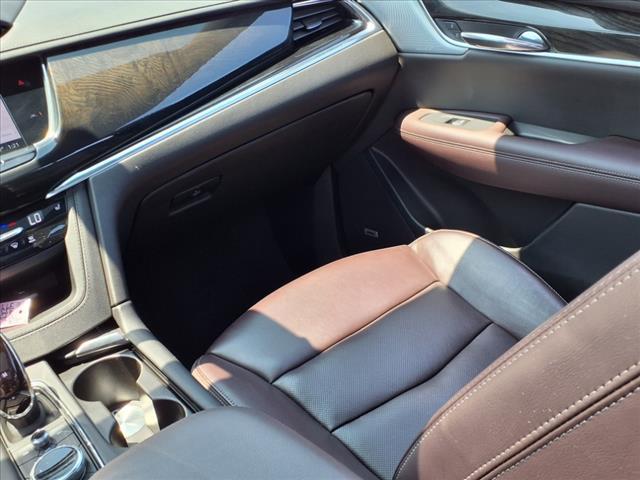 Photo of 2022 Crystal White Tricoat Cadillac XT6