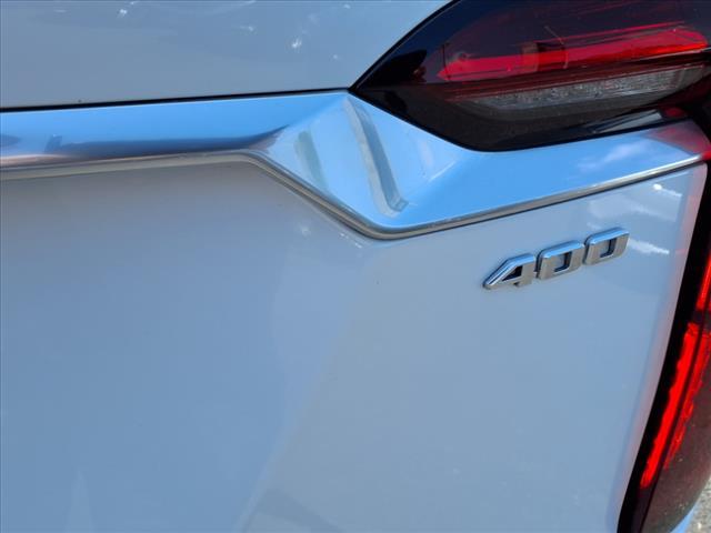 Photo of 2022 Crystal White Tricoat Cadillac XT6