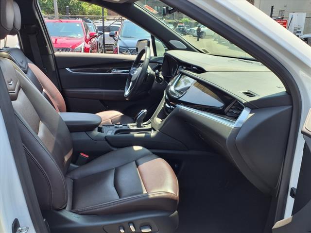 Photo of 2022 Crystal White Tricoat Cadillac XT6