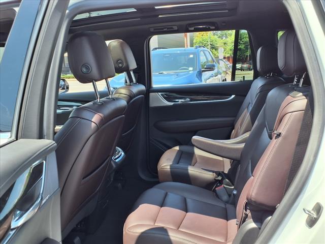 Photo of 2022 Crystal White Tricoat Cadillac XT6