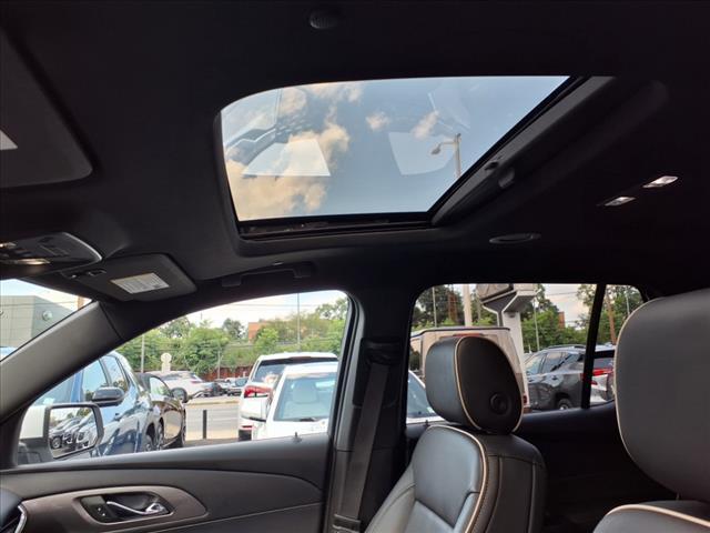 Photo of 2022 Summit White Chevrolet Traverse