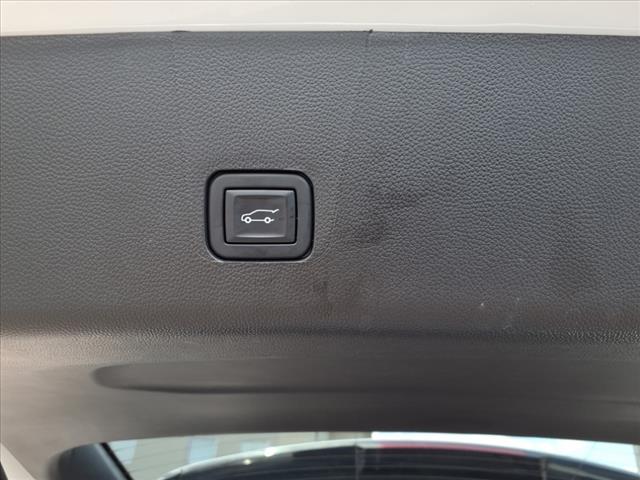 Photo of 2022 Summit White Chevrolet Traverse