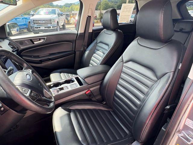 Photo of 2024 Silver Metallic Ford Edge
