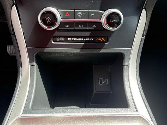 Photo of 2024 Silver Metallic Ford Edge