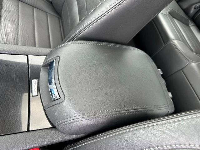 Photo of 2017 White Ford Taurus