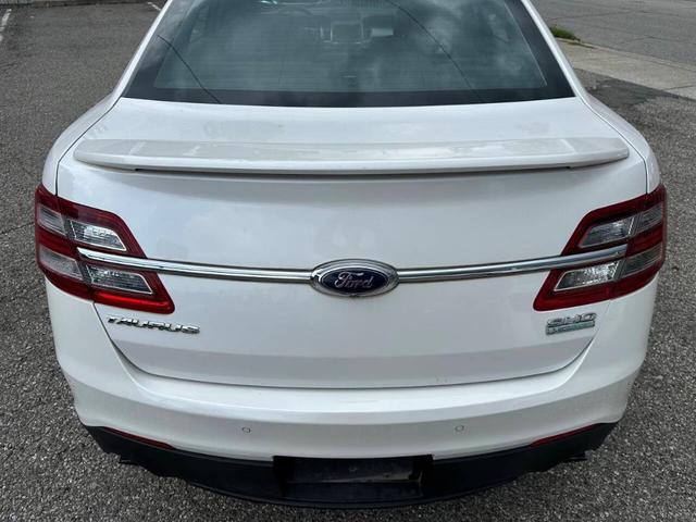 Photo of 2017 White Ford Taurus