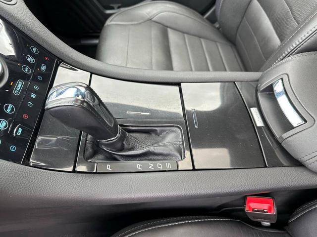 Photo of 2017 White Ford Taurus