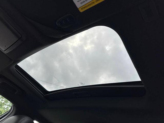 Photo of 2017 White Ford Taurus