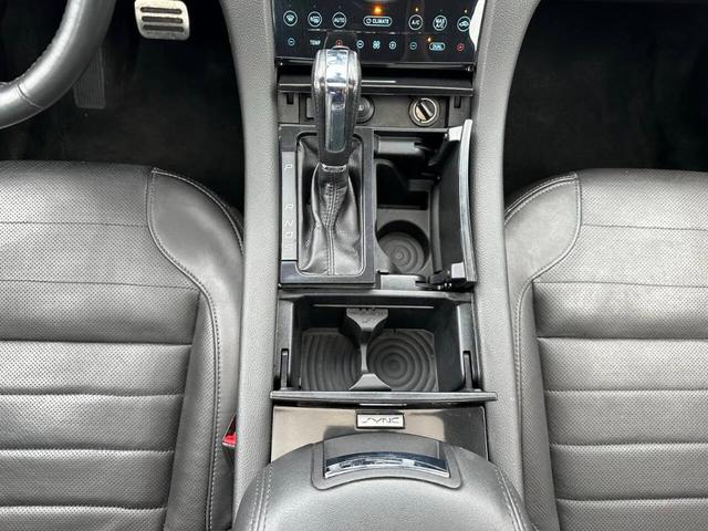 Photo of 2017 White Ford Taurus