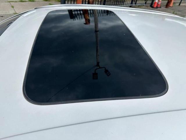 Photo of 2017 White Ford Taurus