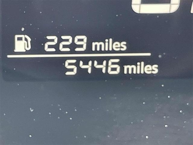 Photo of 2025 Canyon Bronze M Nissan Kicks
