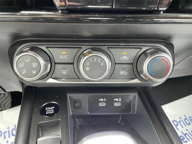 Photo of 2025 Canyon Bronze M Nissan Kicks